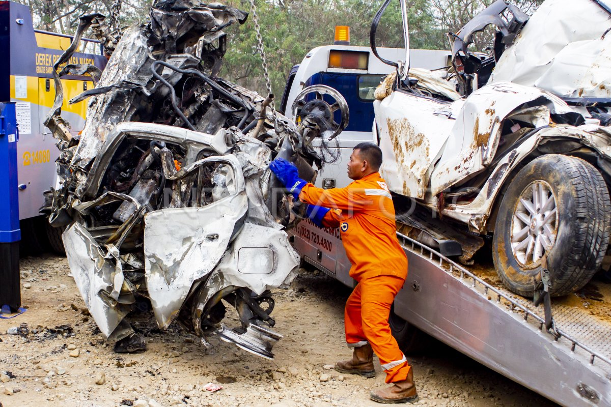 KECELAKAAN BERUNTUN DI TOL CIPULARANG | ANTARA Foto