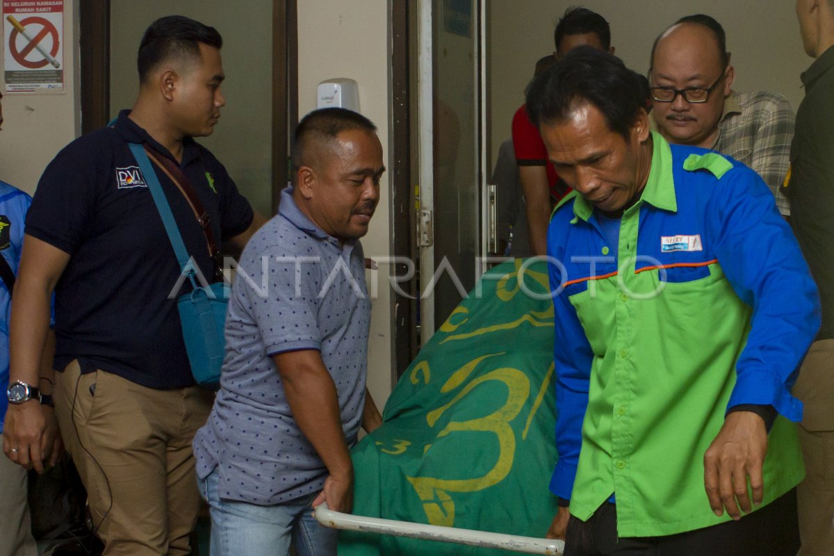 KORBAN KECELAKAAN BERUNTUN DI TOL CIPULARANG | ANTARA Foto