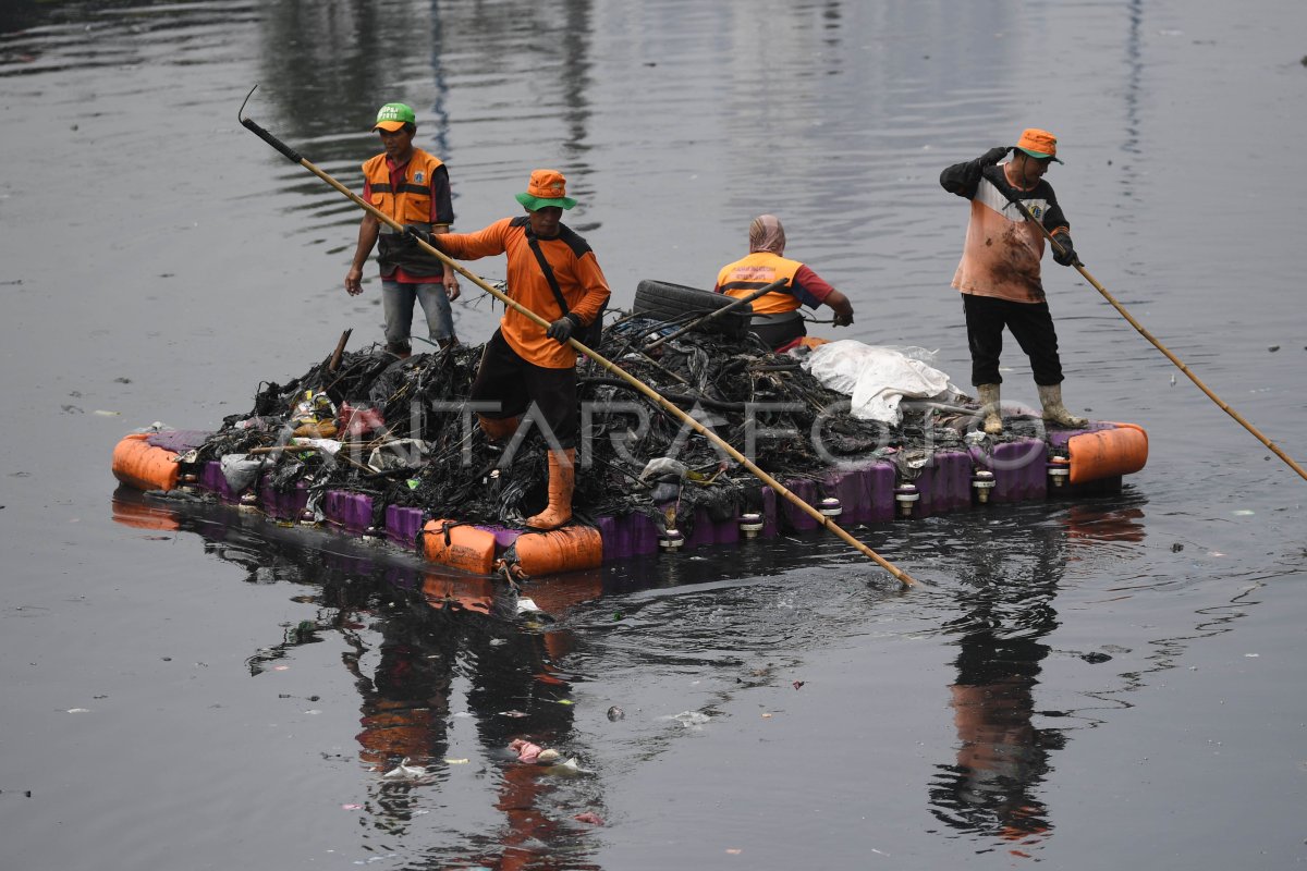 Sampah Aliran Sungai Kanal Banjir Barat Antara Foto