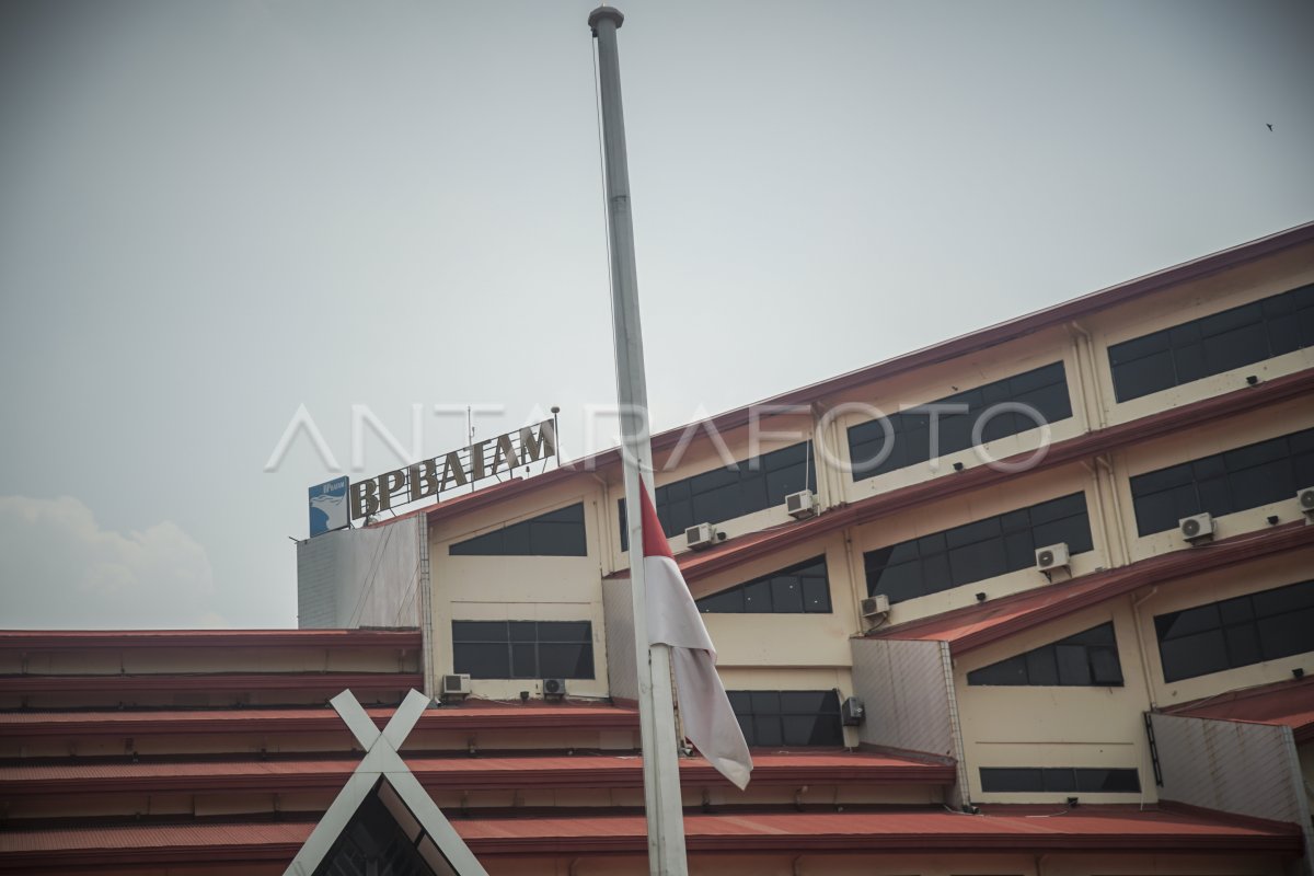 Bj Habibie Wafat Pengibaran Bendera Setengah Tiang Antara Foto