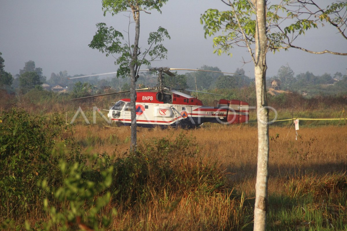 HELIKOPTER WATER BOMBING MENDARAT DARURAT | ANTARA Foto