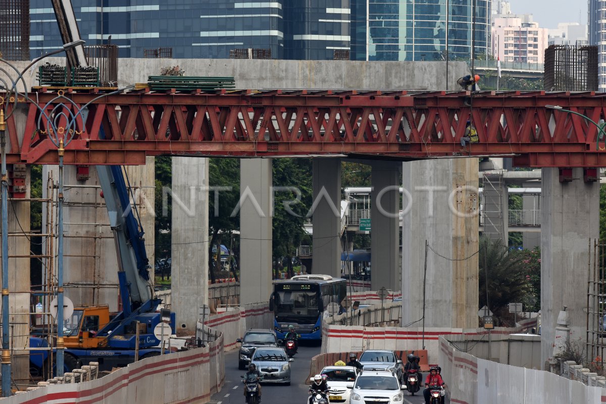 PROGRES PEMBANGUNAN LRT JABODEBEK | ANTARA Foto