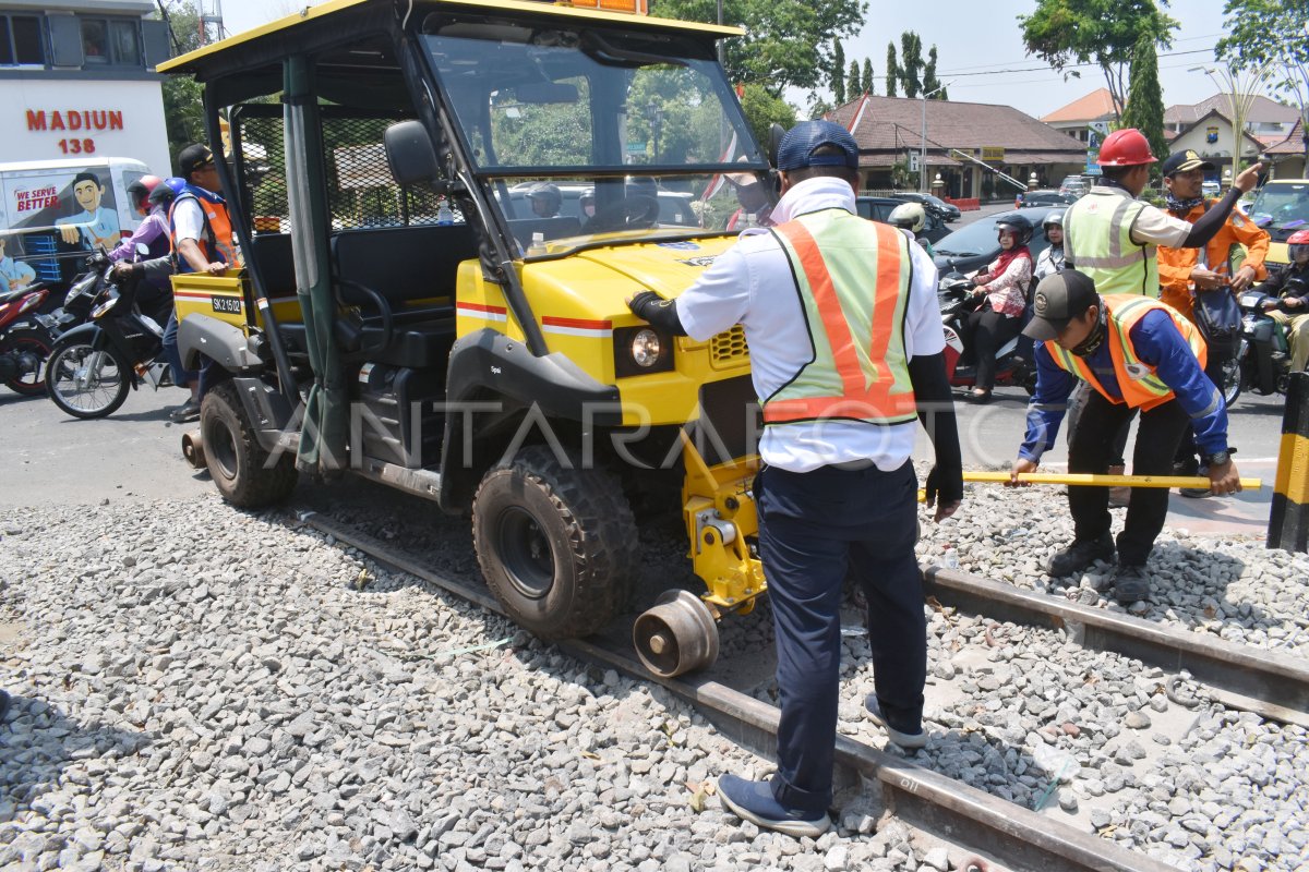 PEMERIKSAAN JALUR GANDA KA JELANG BEROPERASI | ANTARA Foto