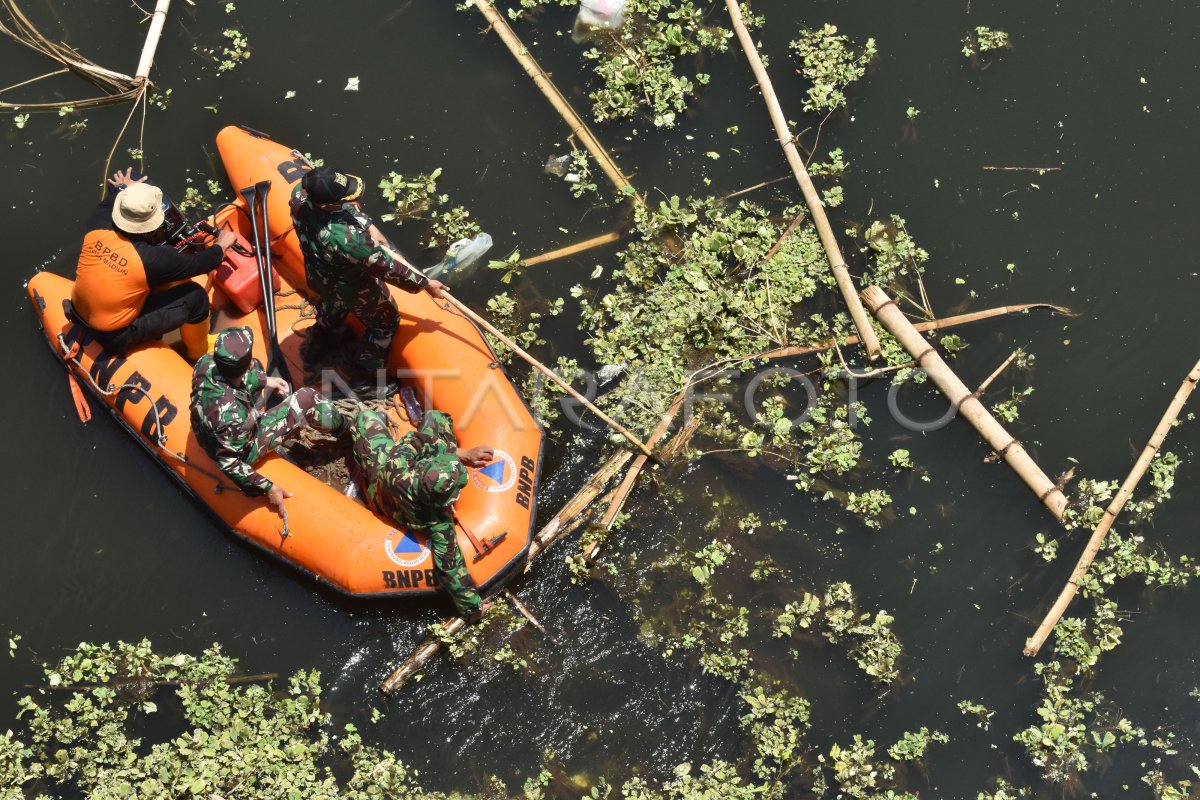 Prajurit Tni Bersihkan Sampah Sungai Antara Foto