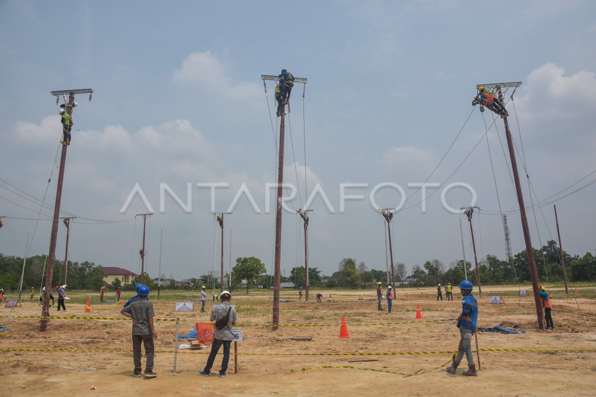 LOMBA PEMASANGAN KONSTRUKSI LISTRIK | ANTARA Foto