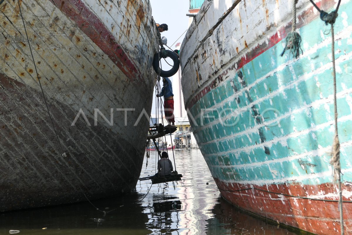 PERAWATAN KAPAL PINISI | ANTARA Foto