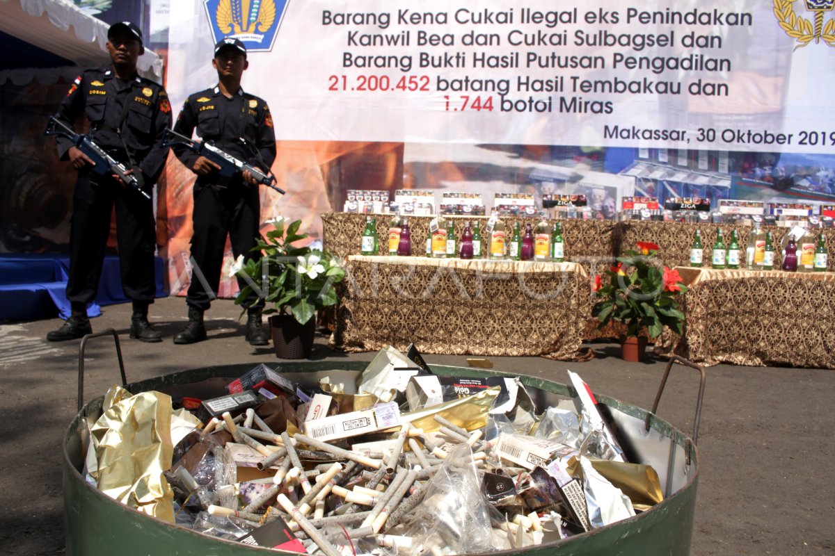 PEMUSNAHAN ROKOK DAN MIRAS ILEGAL | ANTARA Foto