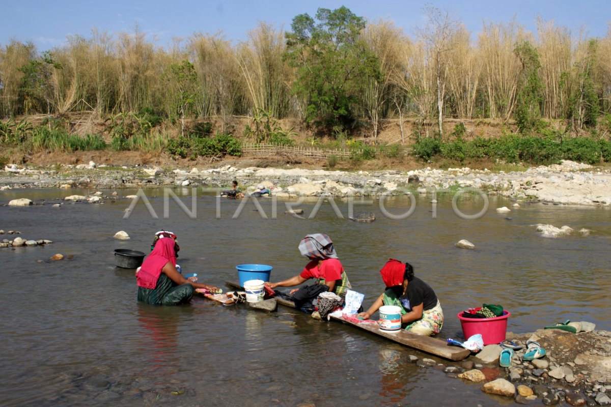 MEMANFAATKAN AIR SUNGAI | ANTARA Foto