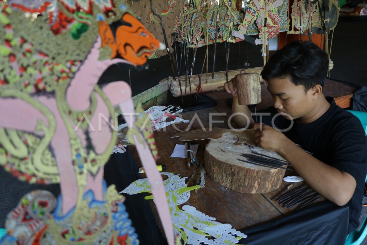 Kerajinan Wayang Kulit Antara Foto