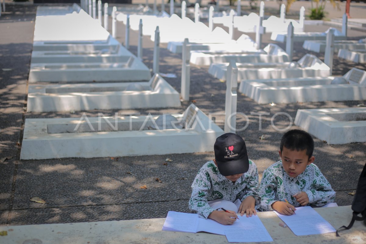 KEGIATAN BELAJAR DILUAR RUANG KELAS | ANTARA Foto