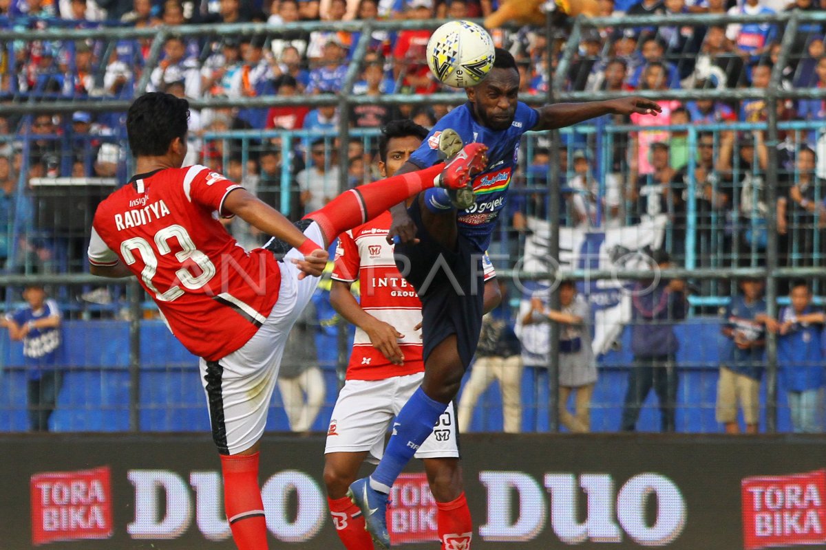 AREMA TAKLUKKAN MADURA UNITED | ANTARA Foto