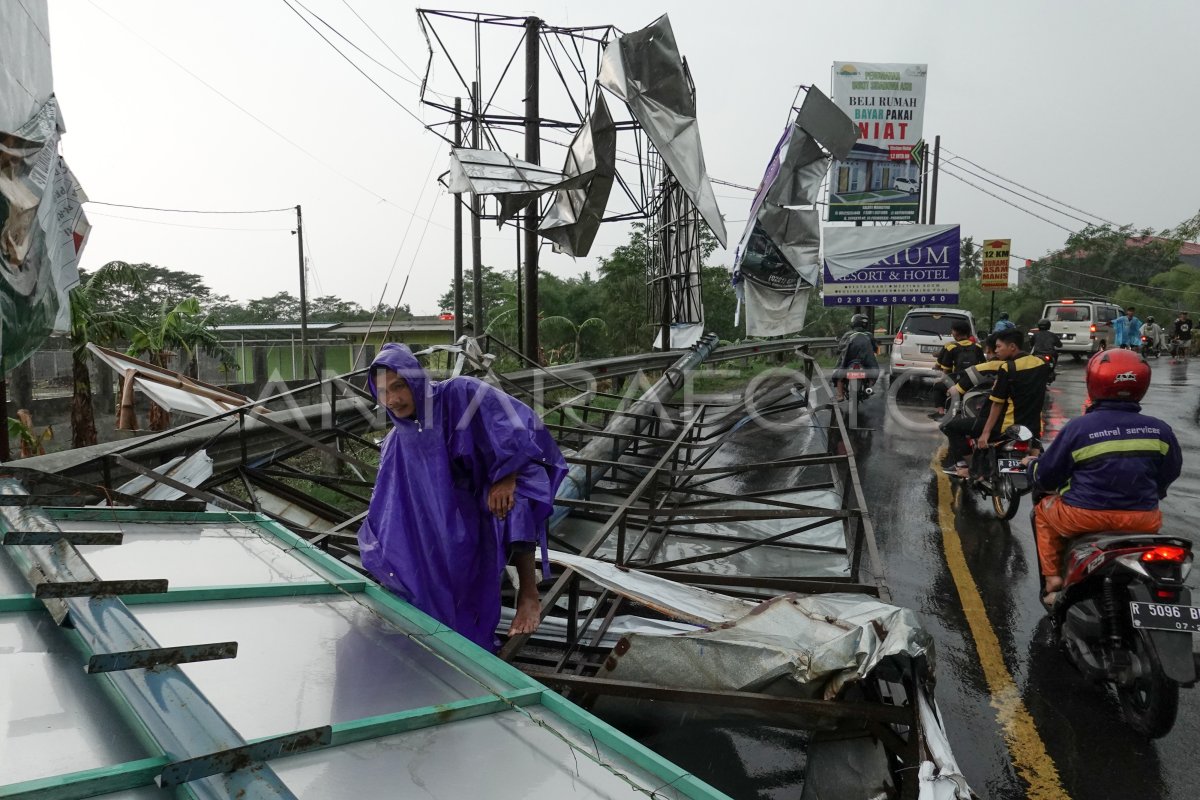 HUJAN DISERTAI ANGIN KENCANG LANDA TIGA KABUPATEN | ANTARA Foto