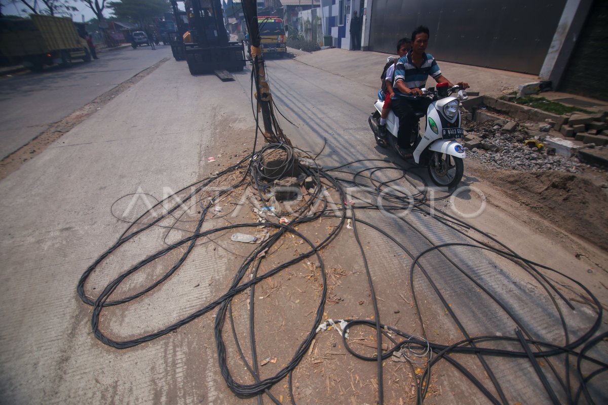 Warga Berusaha Merapikan Kabel Semrawut di Palmerah