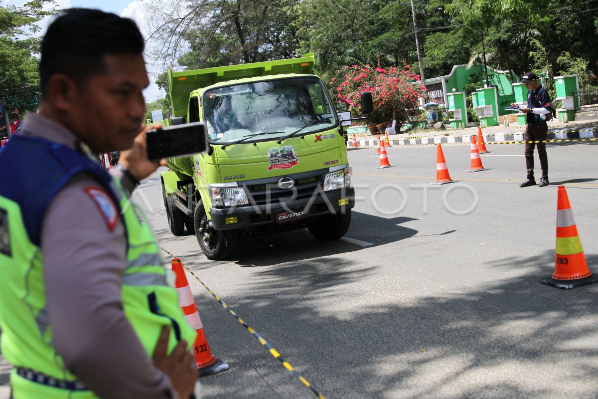 KAMPANYE KESELAMATAN BERKENDARA DI KENDARI | ANTARA Foto