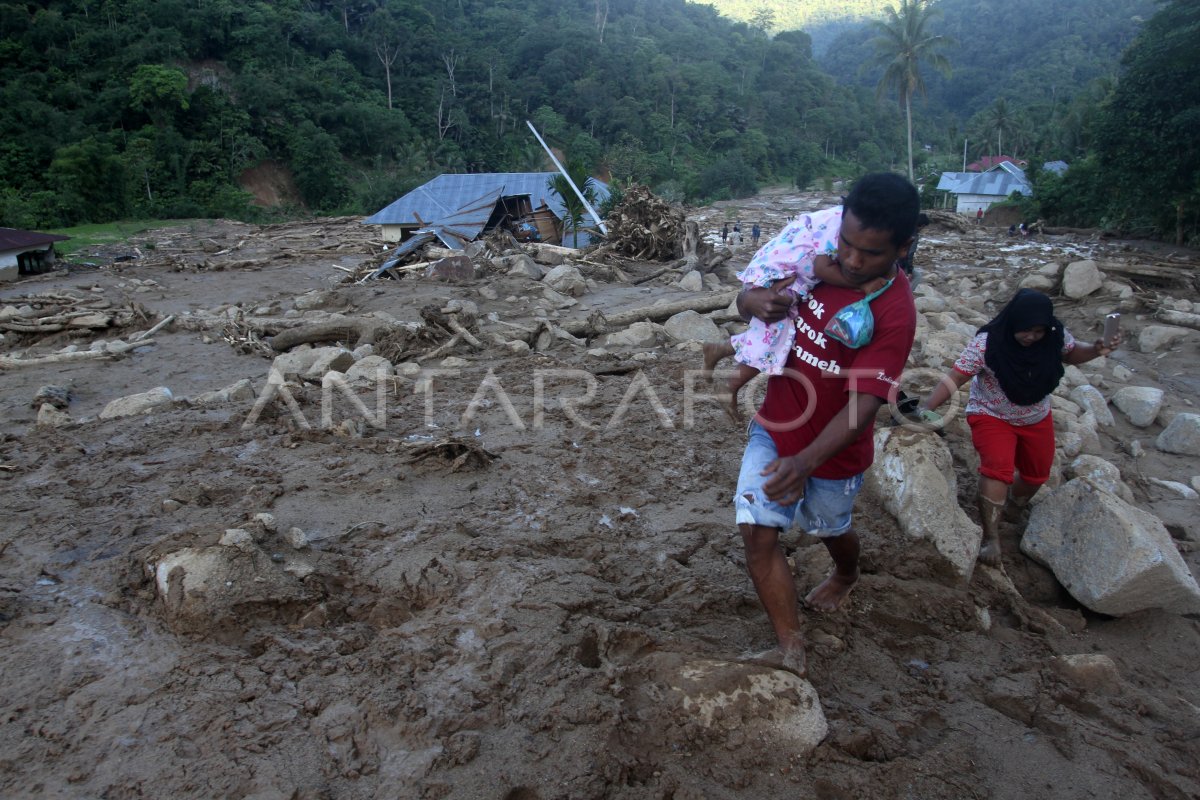 BANJIR BANDANG SOLOK SELATAN | ANTARA Foto