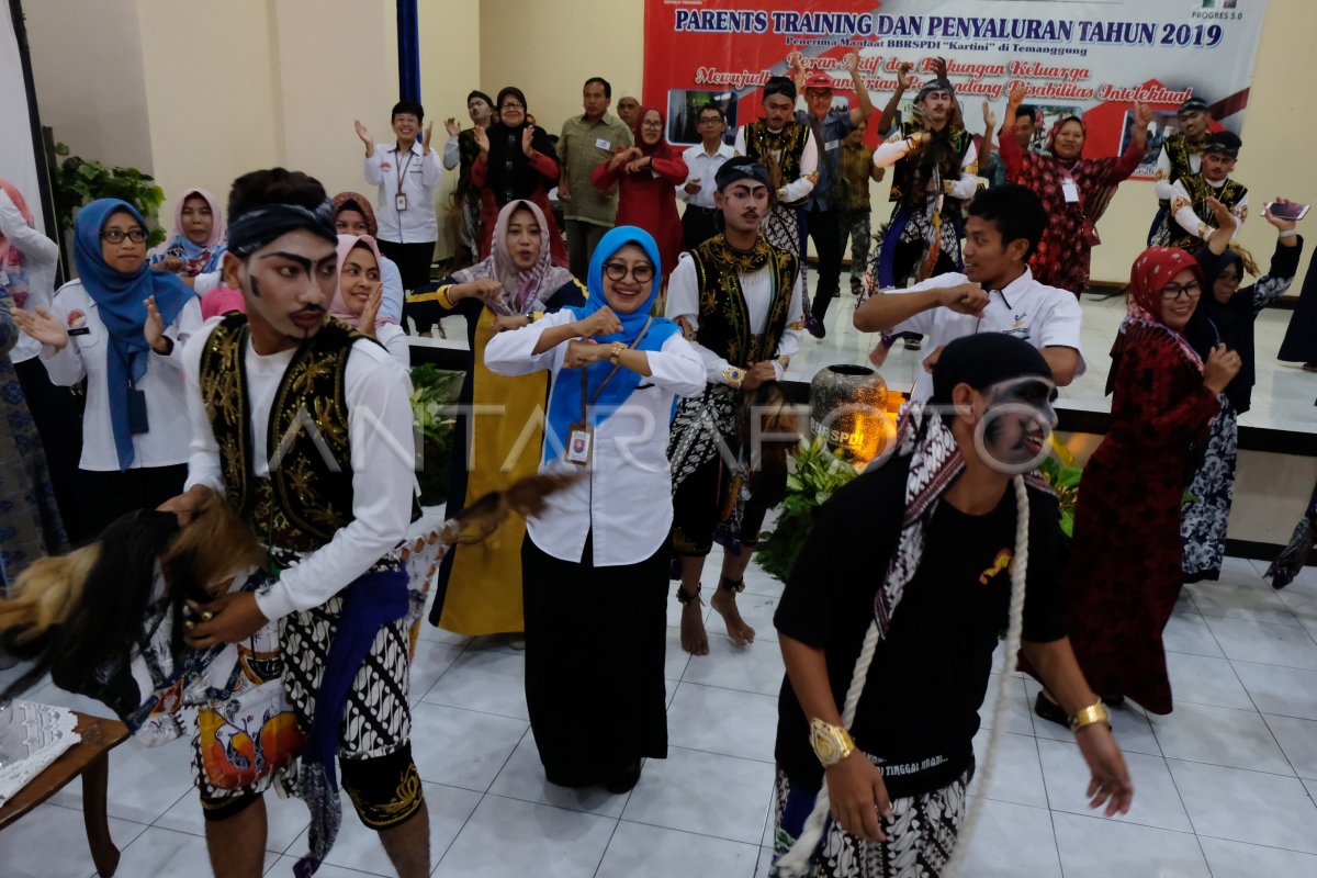 PELATIHAN ORANG TUA PENYANDANG DISABILITAS | ANTARA Foto