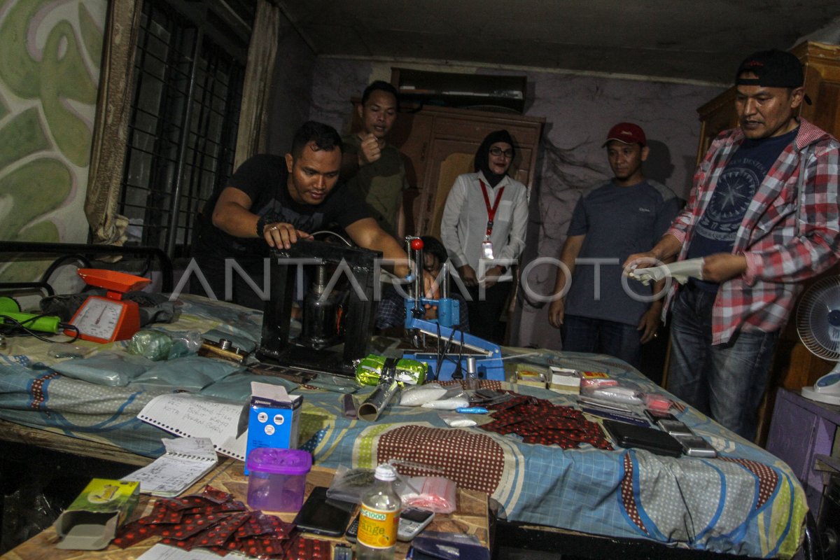 GEREBEK RUMAH TEMPAT PEMBUATAN NARKOBA | ANTARA Foto