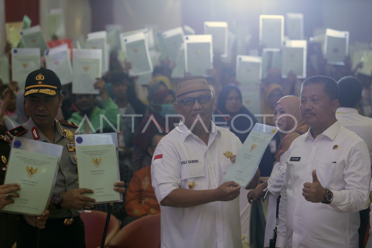 PEMBAGIAN SERTIFIKAT TANAH GRATIS ANTARA Foto