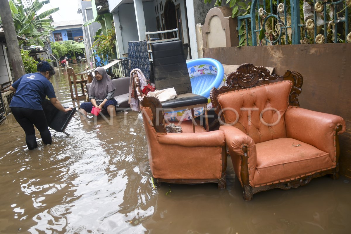 BERSIHKAN RUMAH PASCABANJIR DI CIPINANG MELAYU | ANTARA Foto