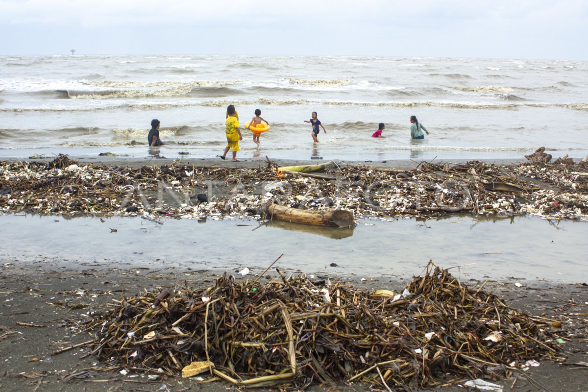 WISATA PANTAI TERCEMAR SAMPAH | ANTARA Foto