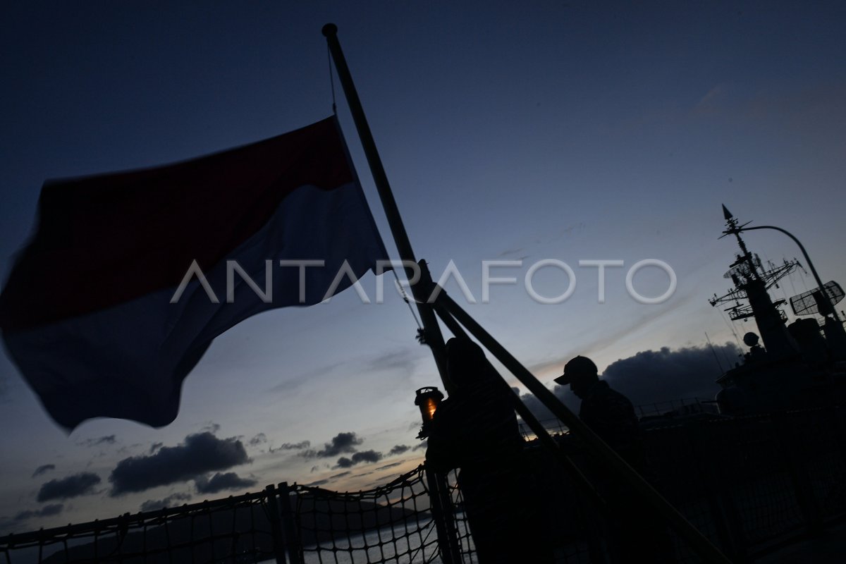 PENURUNAN BENDERA DI KRI USMAN HARUN-359 | ANTARA Foto