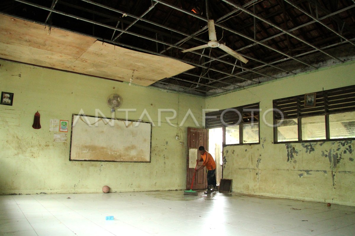 SEKOLAH RUSAK AKIBAT BANJIR | ANTARA Foto