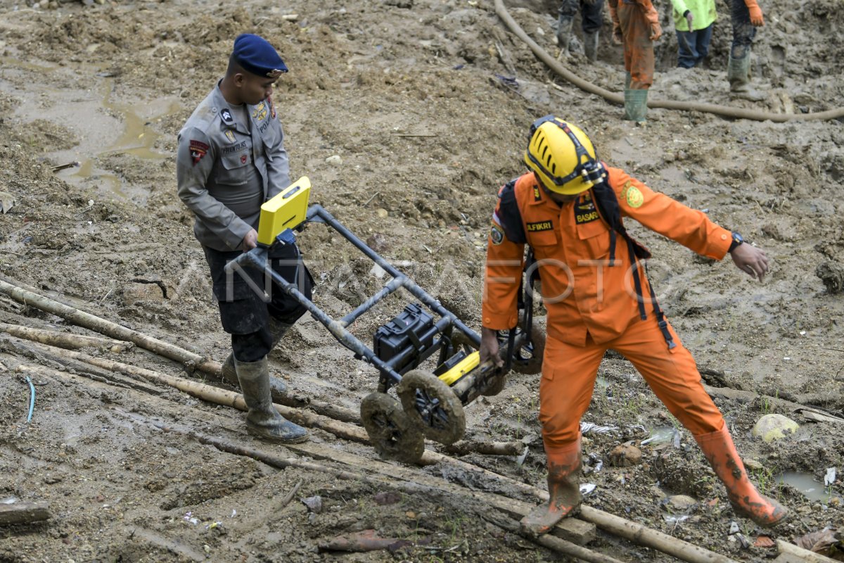 TIM SAR GUNAKAN GPR CARI KORBAN TANAH LONGSOR DAN BANJIR BANDANG ...