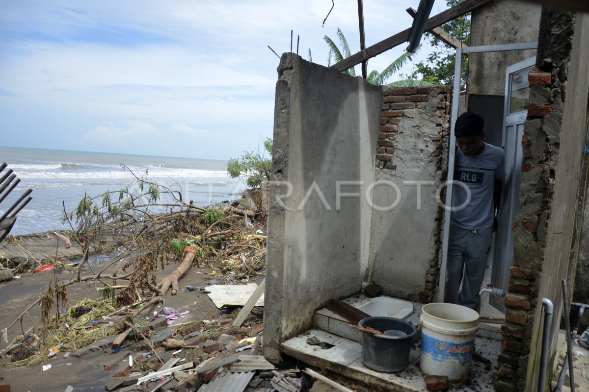 Rumah Rusak Akibat Abrasi Antara Foto