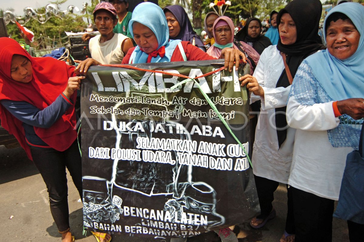 UNJUK RASA PABRIK LIMBAH B3 | ANTARA Foto