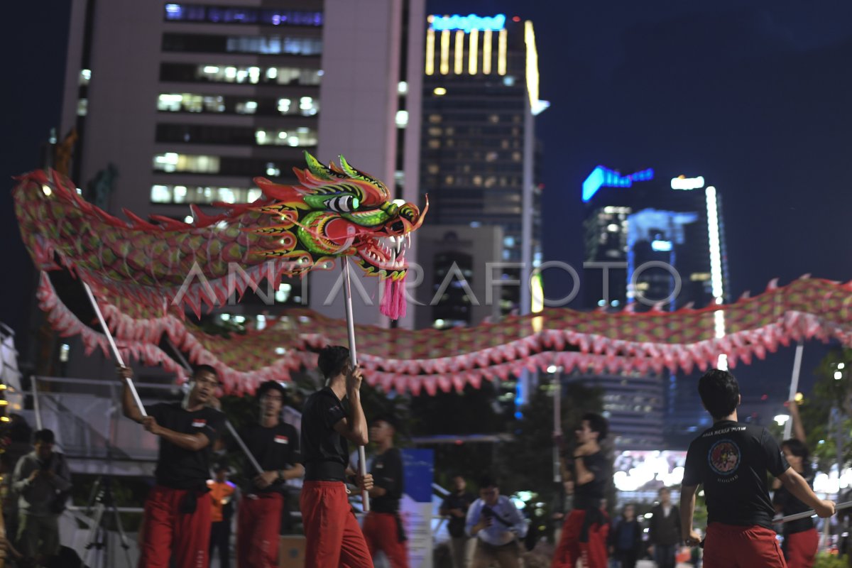 Atraksi Naga Sambut Imlek Antara Foto