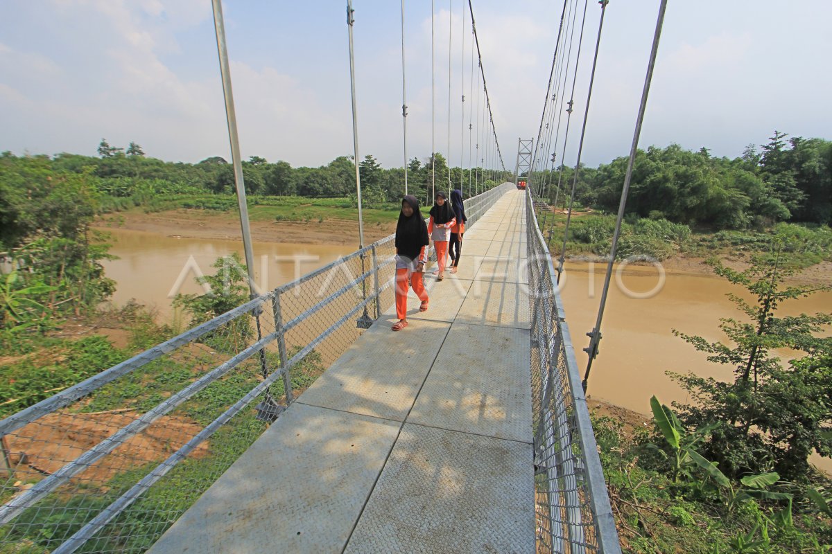 Target Pembangunan Jembatan Gantung Antara Foto 