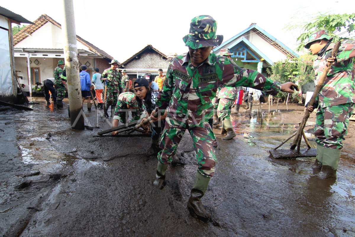 PENANGANAN BENCANA BANJIR BANDANG BONDOWOSO | ANTARA Foto