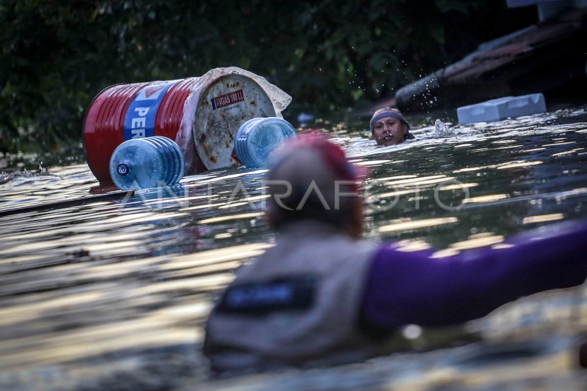 BANJIR AKIBAT TANGGUL JEBOL | ANTARA Foto