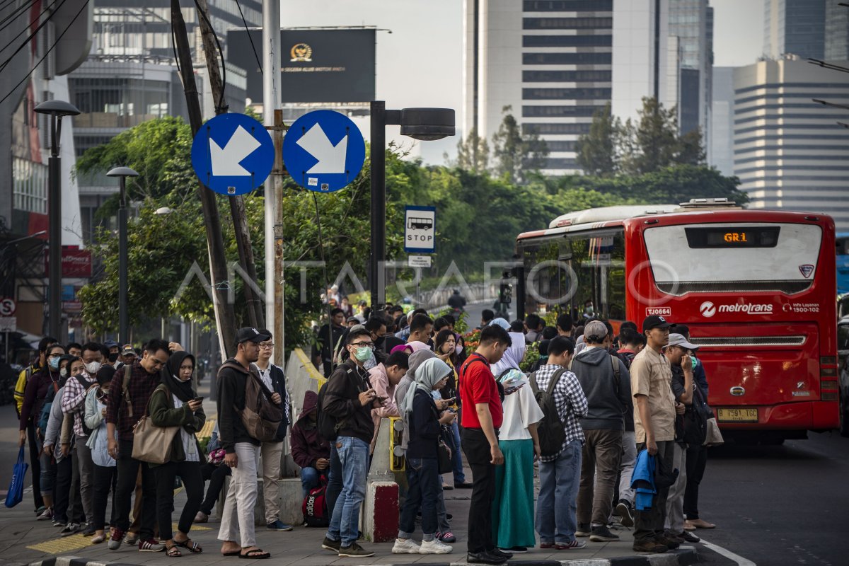 Pengguna Transportasi Umum Di Jakarta Antara Foto