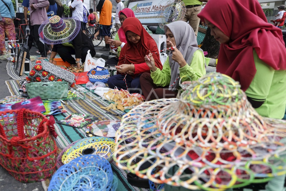 KERAJINAN KREASI DARI SAMPAH | ANTARA Foto