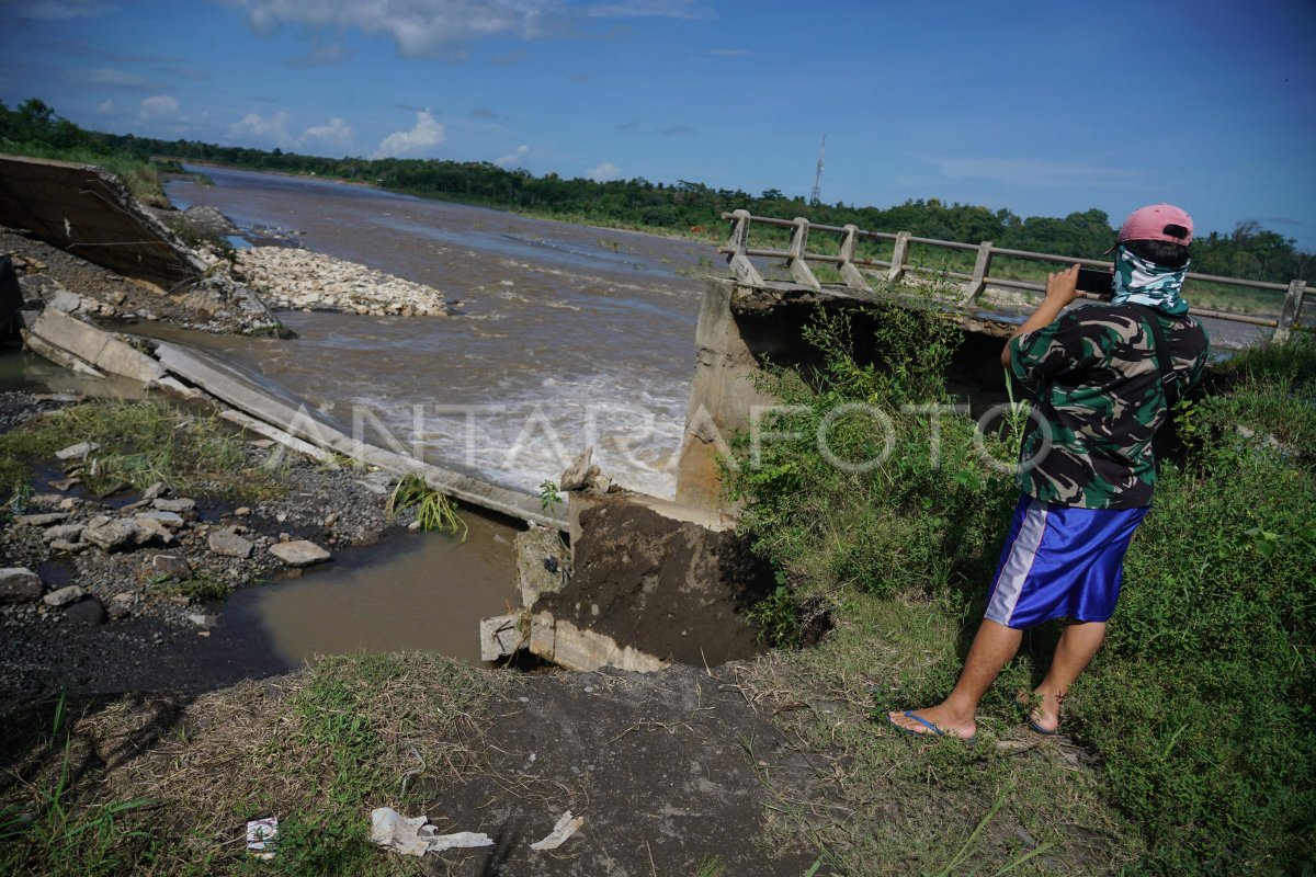 TANGGUL SUNGAI PROGO JEBOL | ANTARA Foto