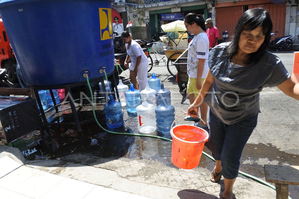 PENYALURAN AIR BERSIH AKIBAT PIPA PDAM PUTUS | ANTARA Foto