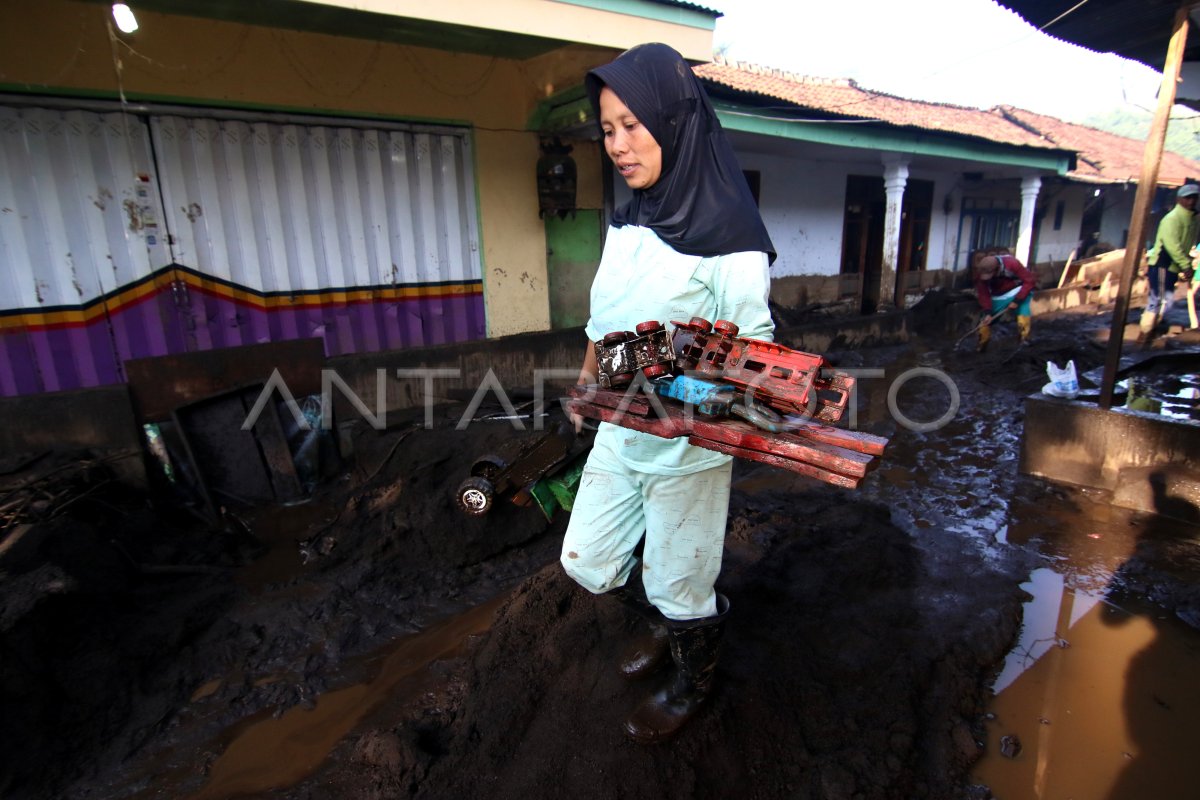 DAMPAK BANJIR BANDANG BONDOWOSO | ANTARA Foto