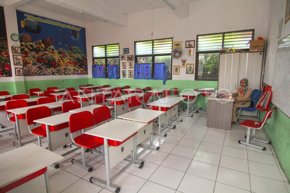 SEKOLAH DI DEPOK DILIBURKAN | ANTARA Foto