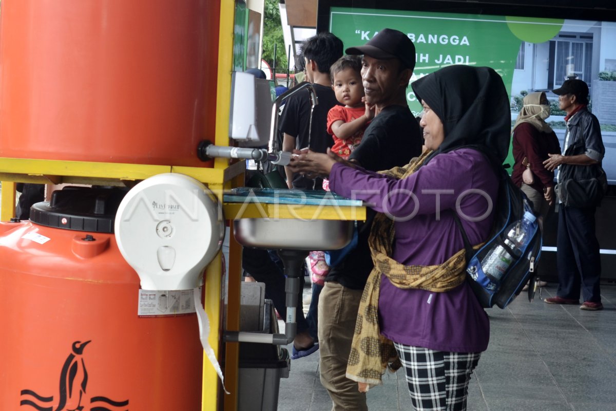 TEMPAT CUCI TANGAN DI PUSAT KERAMAIAN | ANTARA Foto