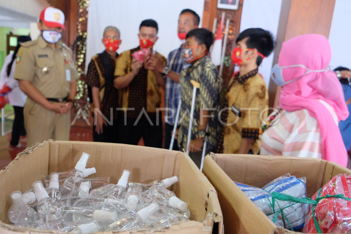 PENYANDANG DISABILITAS BAGIKAN MASKER | ANTARA Foto