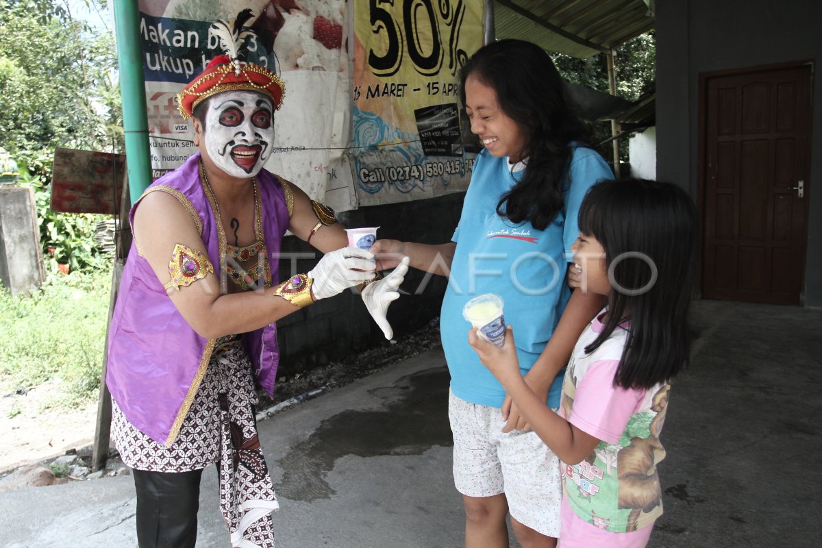 PETERBAK SAPI BAGIKAN SUSU GRATIS ANTARA Foto