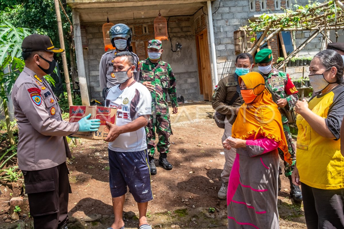 BANTUAN SEMBAKO DAN MASKER | ANTARA Foto