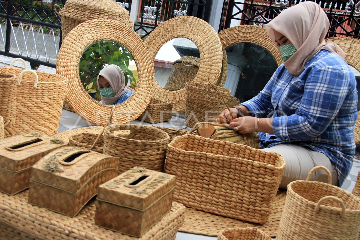 Kerajinan Tangan Eceng Gondok Antara Foto