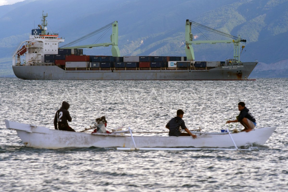 Aktivitas Bongkar Muat Peti Kemas Di Pelabuhan Kota Palu Antara Foto