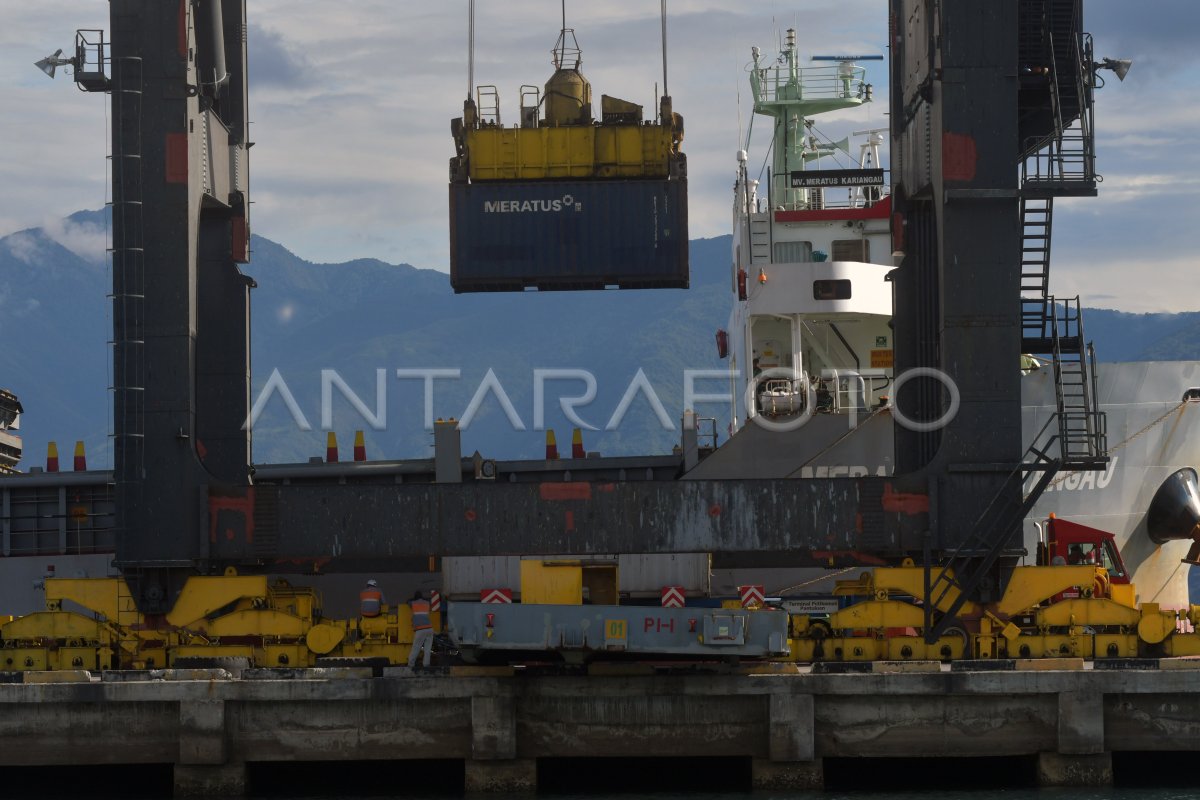 Aktivitas Bongkar Muat Peti Kemas Di Pelabuhan Kota Palu Antara Foto