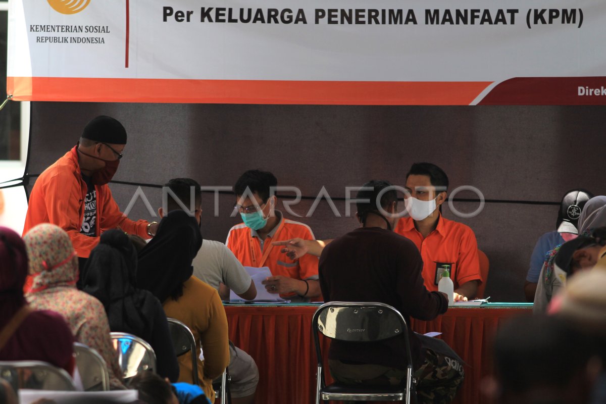 PENYALURAN BANTUAN SOSIAL TUNAI | ANTARA Foto