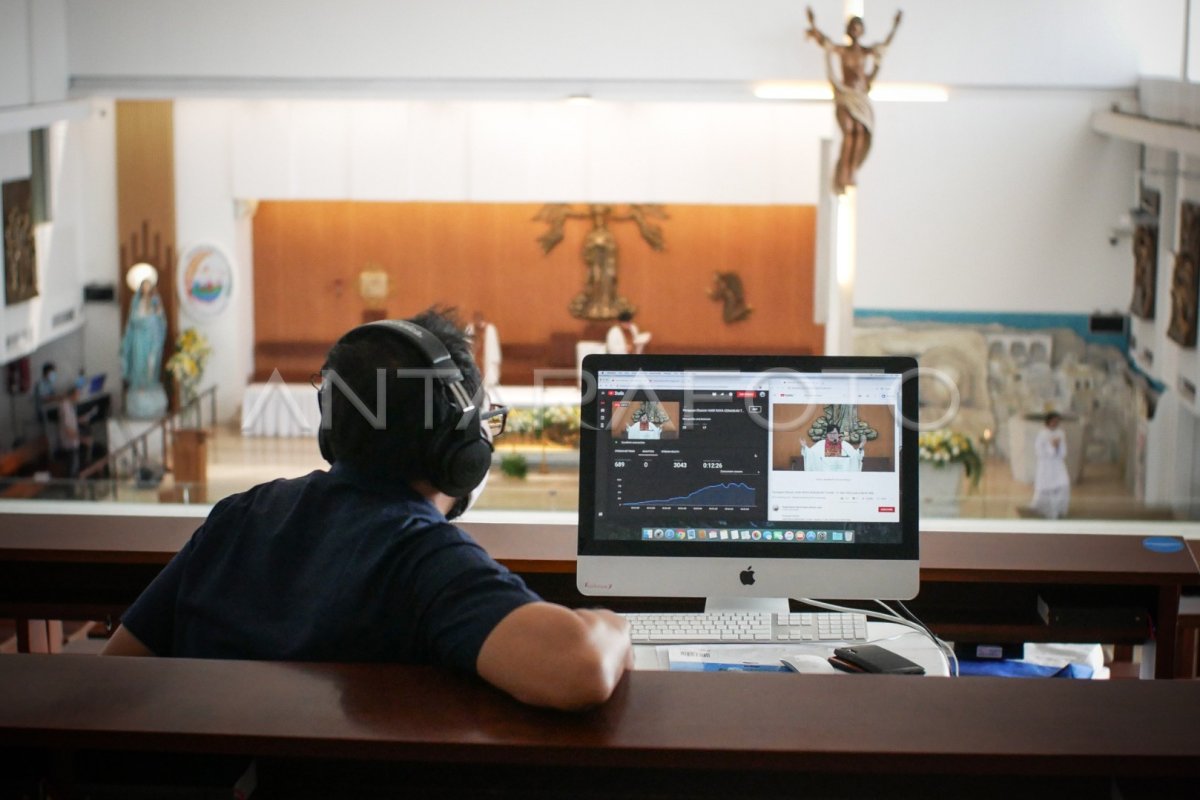 IBADAH MISA DI GEREJA VIA STREAMING | ANTARA Foto