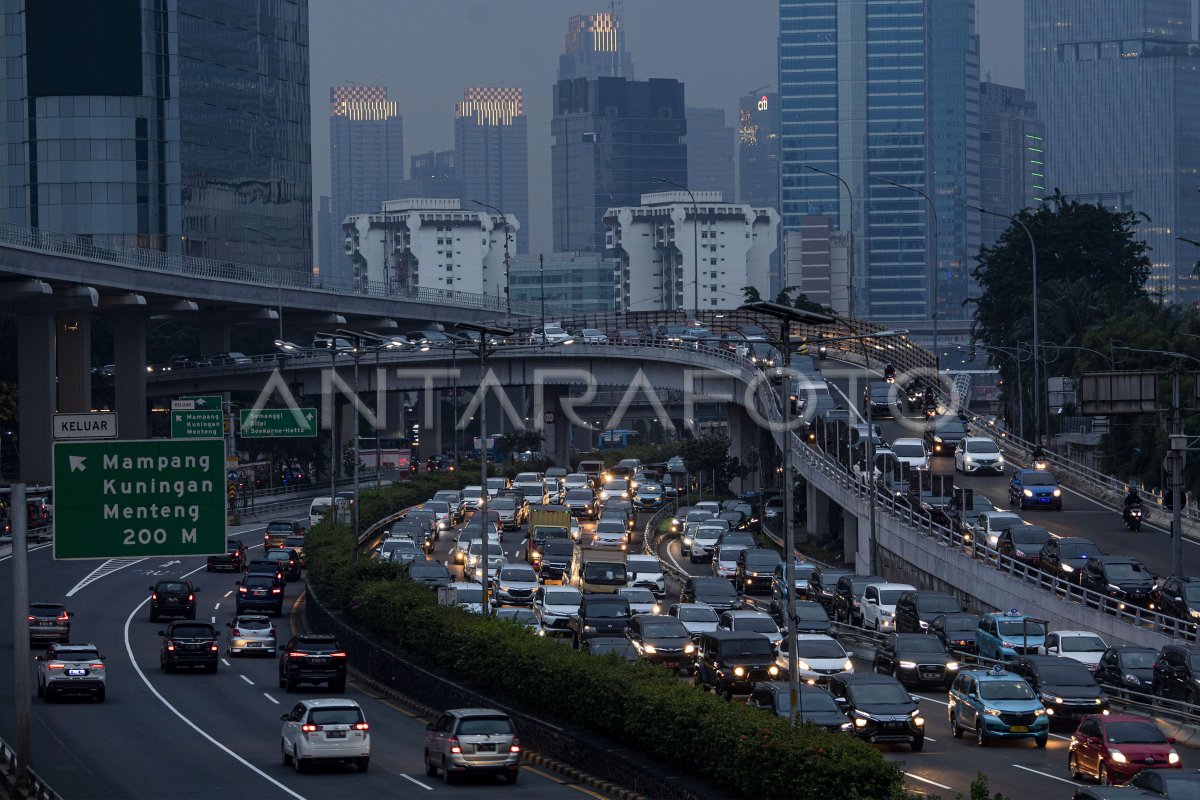 KEMACETAN SAAT PSBB TRANSISI JAKARTA | ANTARA Foto