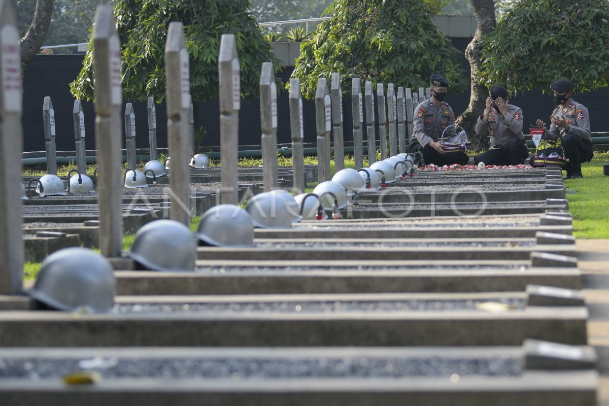 POLRI GELAR UPACARA ZIARAH MAKAM PAHLAWAN | ANTARA Foto